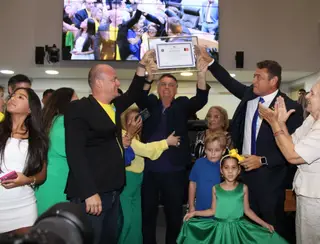 Cabo Gilberto e Wallber Virgolino entregam título de cidadão paraibano ao ex-presidente Jair Bolsonaro