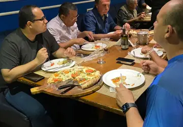 Funcionários da Formaggio confirmam que Seguranças de Bolsonaro acompanharam todo o processo de montagem das Pizzas e fiscalizaram até as bebidas que tinham como destino a mesa do presidente 