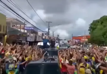 Aos gritos de "mito", Jair Bolsonaro reúne multidão e é ovacionado durante desfile em carro aberto no bairro mais populoso de João Pessoa