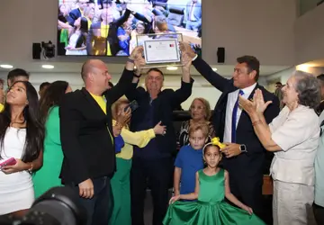 Cabo Gilberto e Wallber Virgolino entregam título de cidadão paraibano ao ex-presidente Jair Bolsonaro