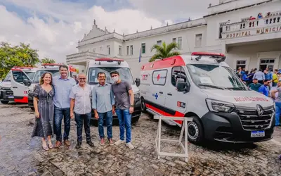 Cícero Lucena e Léo Bezerra entregam dez novas ambulâncias para cobertura de UPAs e hospitais da Rede Municipal