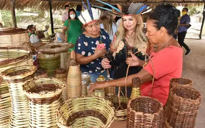 Primeira-dama do Estado visita artesãos indígenas que serão homenageados no Salão do Artesanato Paraibano 2023