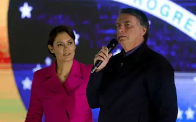 Caso mobília: Bolsonaro e Michelle acionam Justiça por retratação de Lula